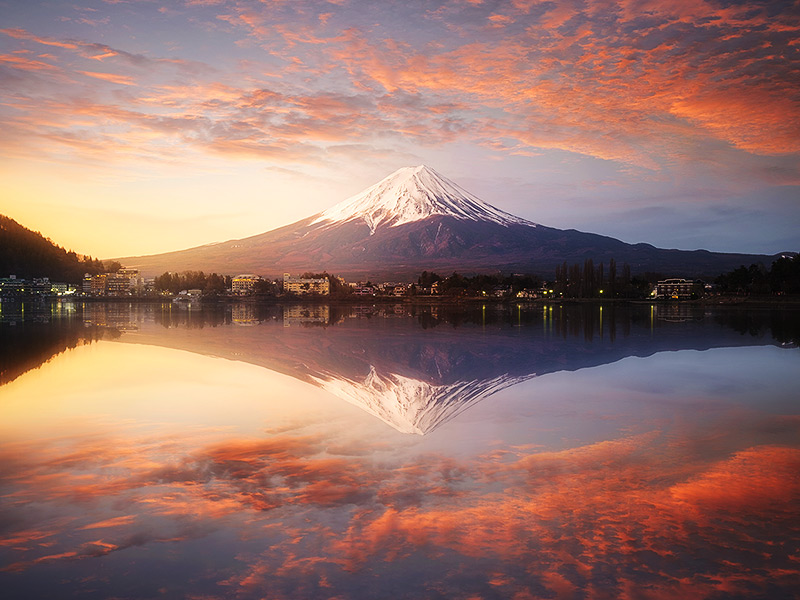 日の出と富士山と湖に写る逆さ富士